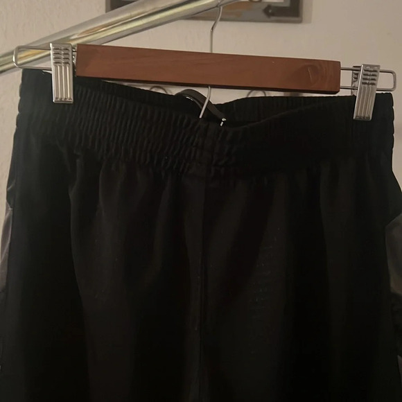 Everlast Shorts. Size Small - Picture 5 of 5